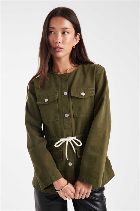 Джинсовая куртка с зауженной талией, функциональными карманами и шнурком на талии артикул 150267527