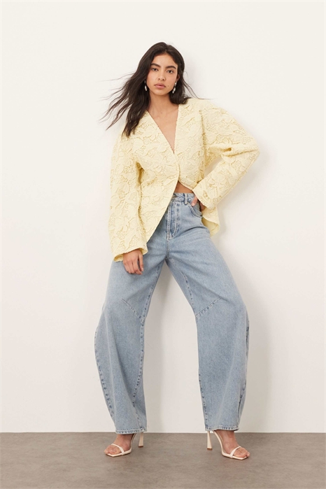 Жакет с кружевным куполом, затягивающимся на плечах, и затягивающимся поясом, цвет «сливочный» артикул 141070696