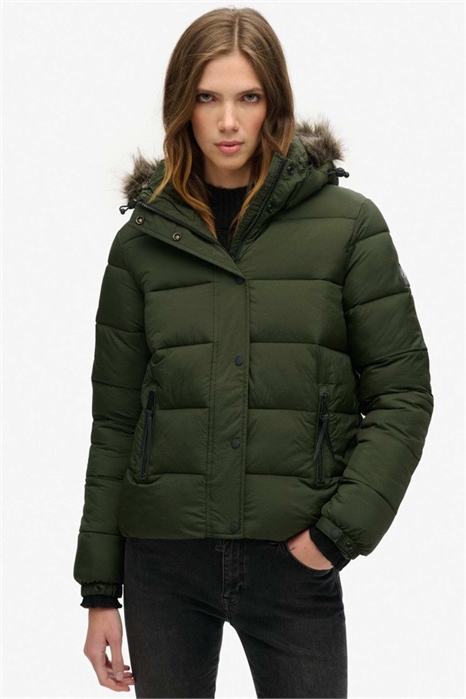 Короткая куртка с капюшоном из излишков товаров оливкового цвета артикул 143427306