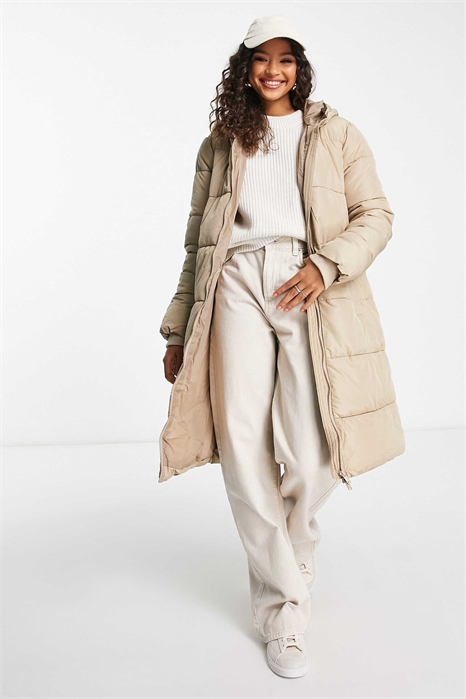 Длинное утепленное пальто с капюшоном мягкого бежевого цвета артикул 118794488