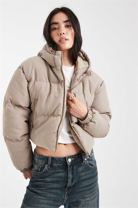 Короткая пуховая куртка с капюшоном артикул 148253142