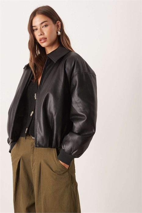 Бомбер из веганской кожи с волнистым подолом артикул 152002132