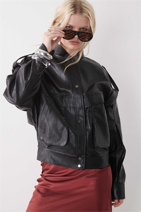 Женская бомбер-куртка из искусственной кожи с текстурированной поверхностью, заниженными плечами и карманами, черного цвета артикул 152830312