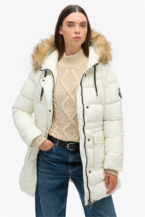 Пуховик Everest средней длины из искусственного меха, цвет: белый артикул 153860097