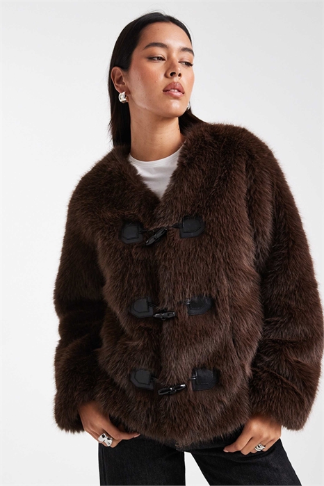 Куртка без воротника с застежкой-тогглом из искусственного меха шоколадно-коричневого цвета артикул 148031931