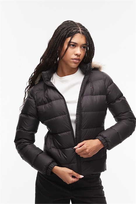 Пуховая куртка с меховым капюшоном артикул 149000418