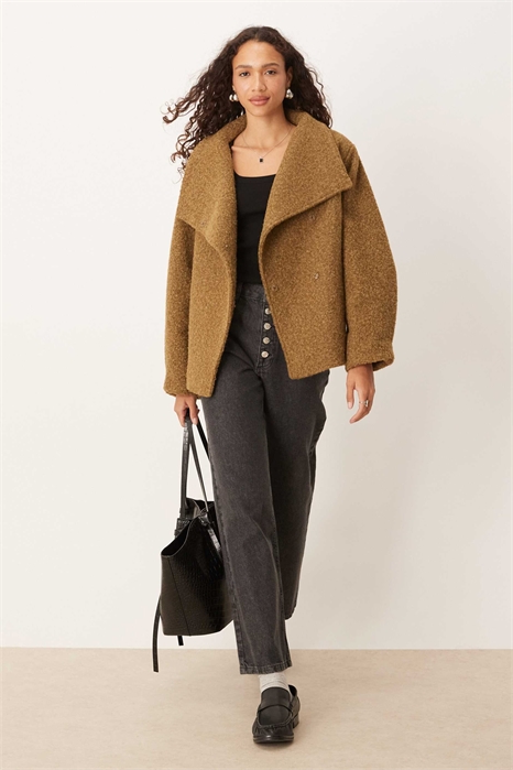 Уютная укороченная куртка с воротником-воронкой артикул 141932942