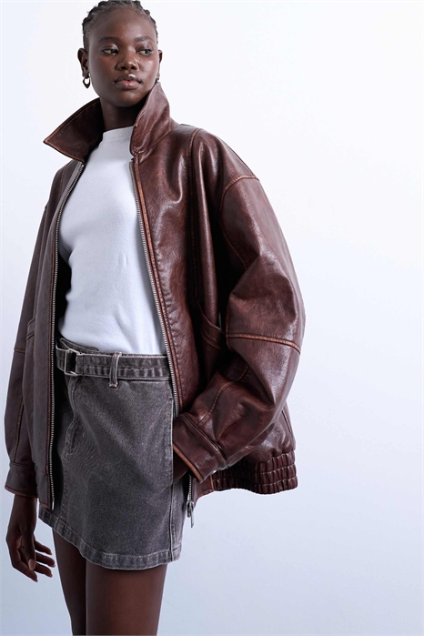 Бомбер из искусственной кожи очень большого размера с контрастной отделкой и эффектом сильной выделки артикул 144136125