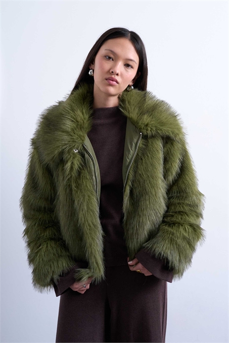 Бомбер из искусственного меха на молнии артикул 146924981