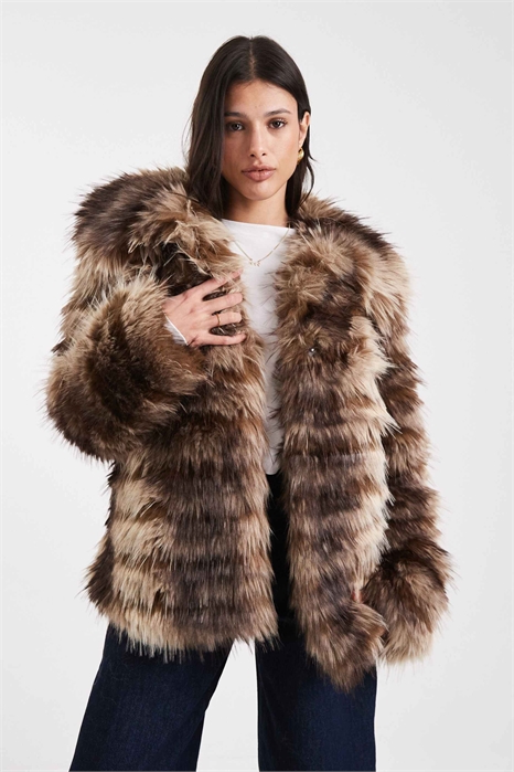 ASOS DESIGN Короткая куртка из искусственного меха с нашивками и полосками, для высоких артикул 149520145