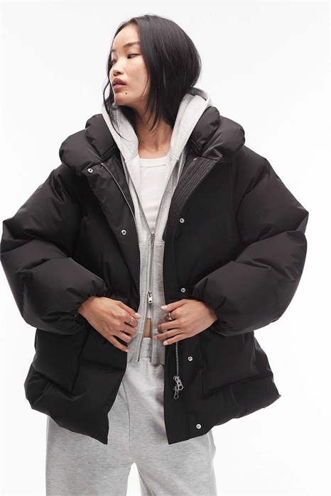 Пуховик средней длины с утеплителем и карманами спереди артикул 151749723