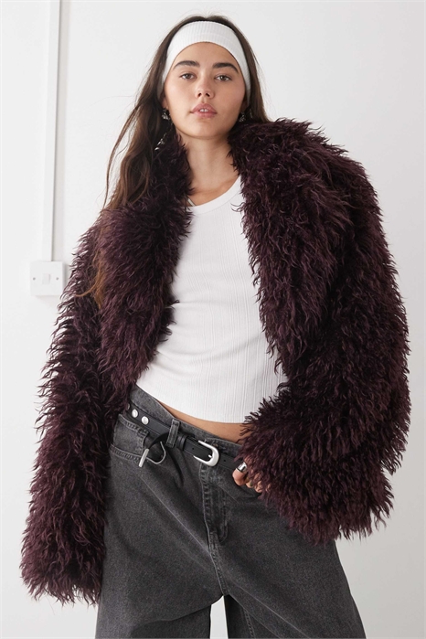 Объемное короткое пальто из искусственного меха с ворсом и декором на воротнике артикул 151051512