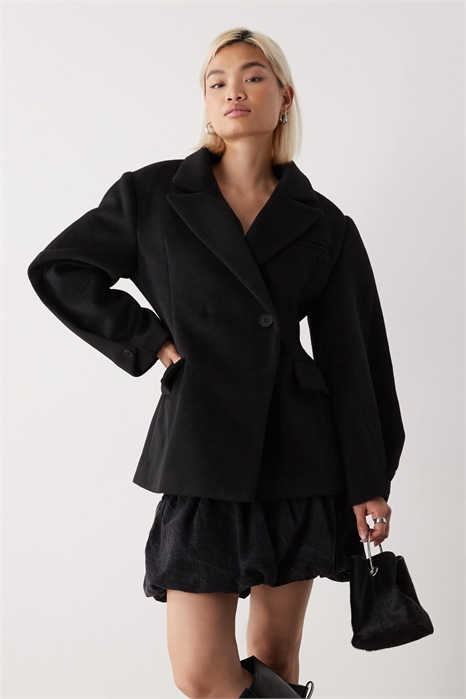 Двубортное пальто черного цвета с зауженной талией и рукавами-бочонками, из шерсти с эффектом «шерсть на ощупь» артикул 149248879
