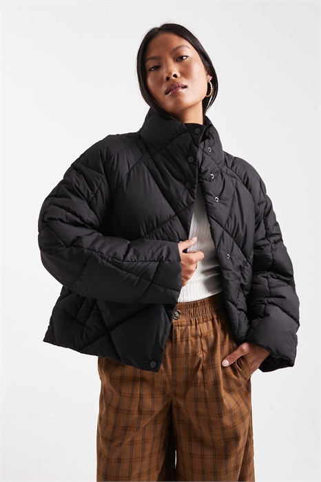 Укороченная пуховик с воротником-воронкой и крупным стеганым узором артикул 146690247