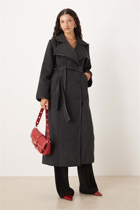 Длинное пальто с воротником, поясом и двойной застежкой, отделанное искусственной кожей под шерсть артикул 144529276