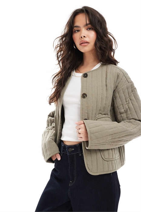 Льняная стеганая куртка без воротника артикул 145751855