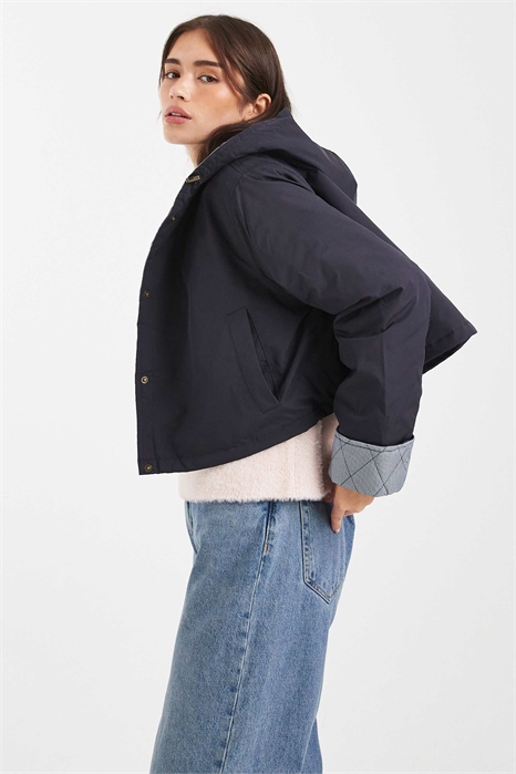 Короткая куртка с капюшоном и подкладкой в клетку артикул 141932939