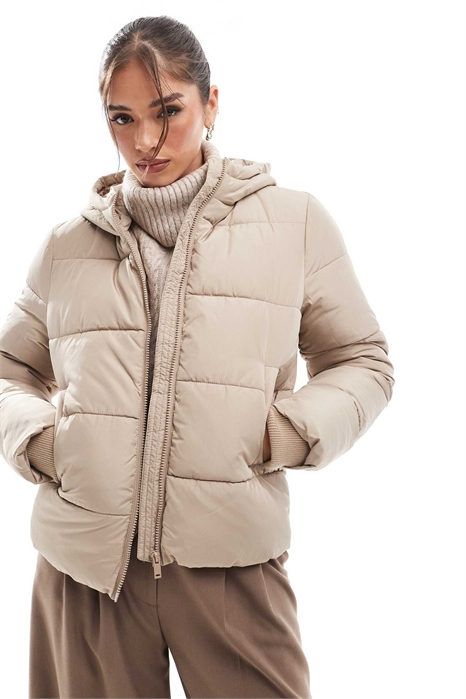 Утепленное пальто с капюшоном мягкого бежевого цвета артикул 136669190