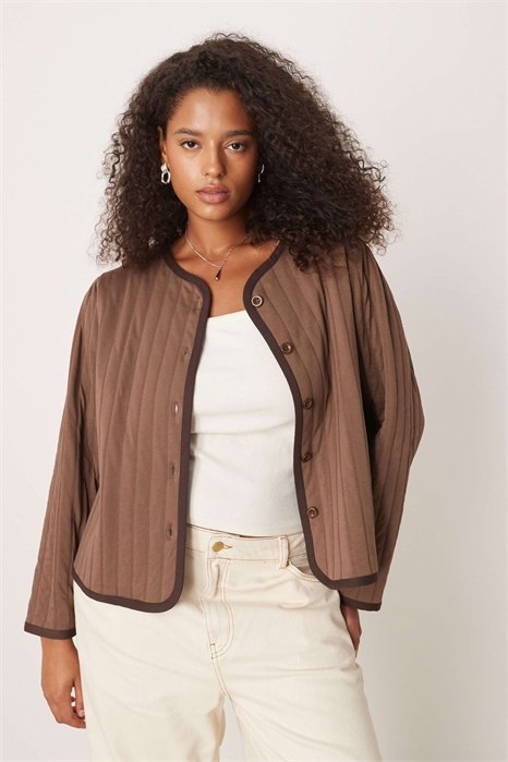 ASOS DESIGN Curve: стеганая куртка с контрастной окантовкой артикул 147898814