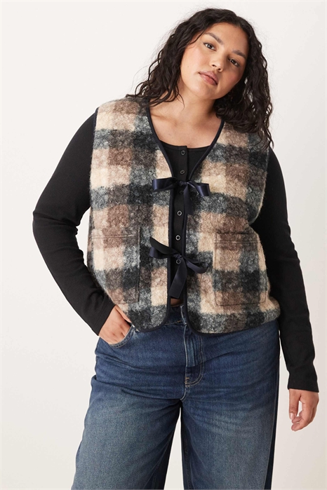 ASOS DESIGN Curve: жилет из флиса с узором в клетку и бантиком артикул 149005036