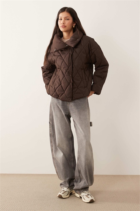 Куртка с высоким воротником и стеганым узором, с завязками, шоколадно-коричневого цвета артикул 150938502