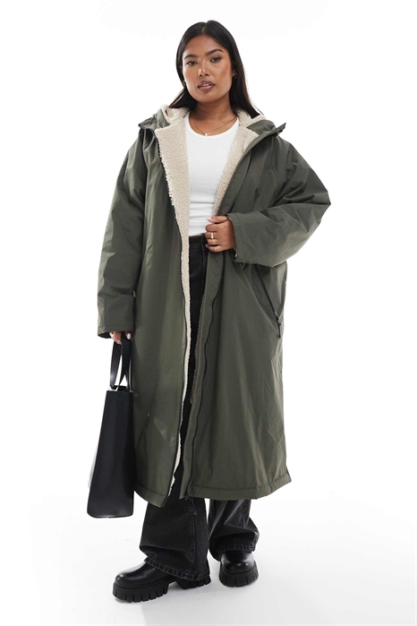 ASOS DESIGN Curve длинный плащ с флисовой подкладкой, оливковый артикул 142325390