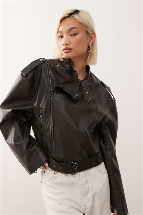 Куртка-косуха из искусственной кожи с широкими рукавами и пряжками, черного цвета артикул 150036507