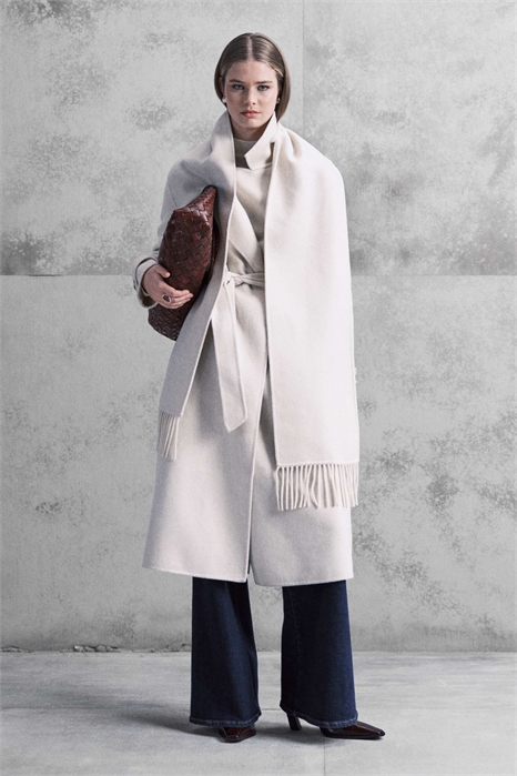 Формальное пальто с поясом и шарфом с кисточками из шерсти кремового цвета артикул 149852122