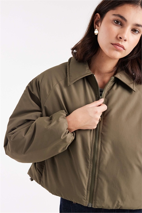 Короткая бомбер-куртка с подкладкой и воротником артикул 150079555