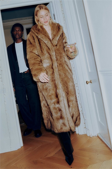 Длинное пальто из искусственного меха артикул 153574889