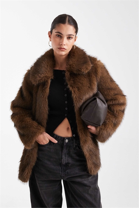 Сверхмягкая пушистая куртка из искусственного меха коричневого цвета артикул 150561566