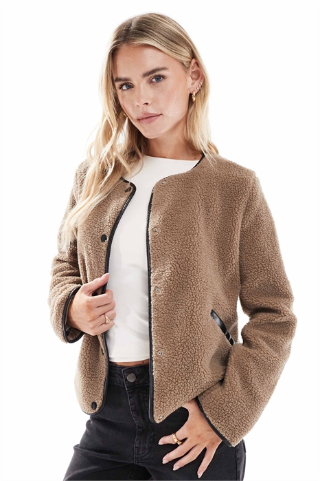 Легкая контрастная куртка-teddy артикул 149660131