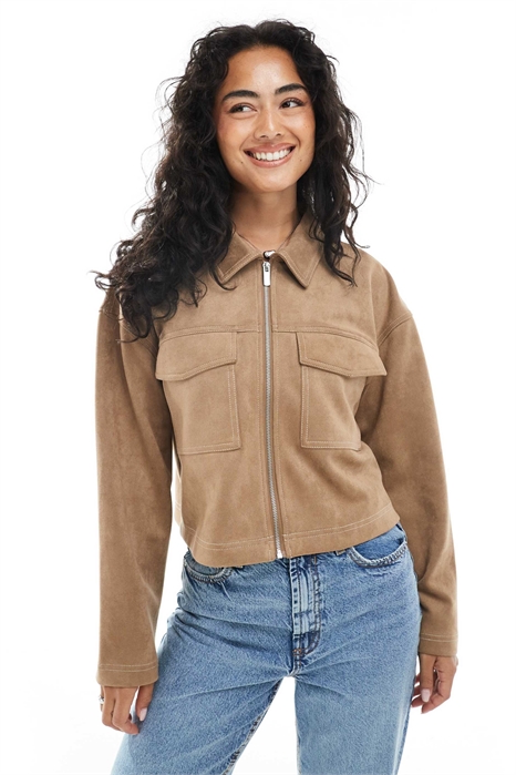 Короткая куртка из искусственной замши с контрастной строчкой, цвет серо-коричневый артикул 147620267