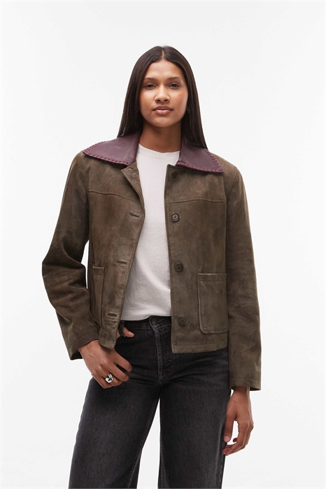 Короткая куртка из замши с контрастным воротником артикул 147554708