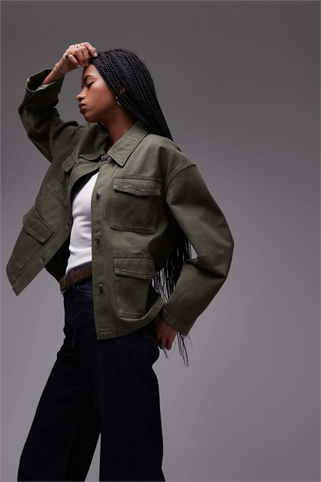 Джинсовая куртка с накладными карманами и затягивающимся поясом сзади артикул 144644419