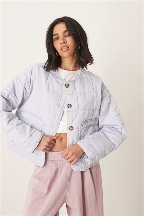 Короткая стеганая куртка без воротника артикул 139363057