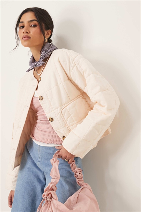 Короткая стеганая куртка без воротника артикул 138902585