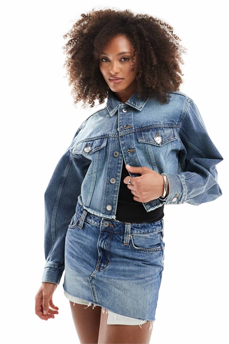 Джинсовая куртка с укороченным необработанным краем артикул 141858567