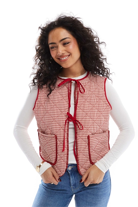 Стеганый жилет из красной клетчатой ткани артикул 141038901