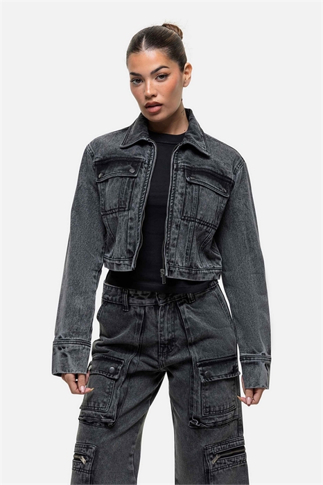 Короткая джинсовая куртка из координированной ткани черного цвета с кислотной обработкой артикул 138387806