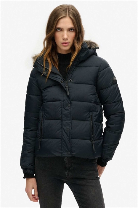 Короткая куртка с капюшоном средней длины, черного цвета артикул 143427380