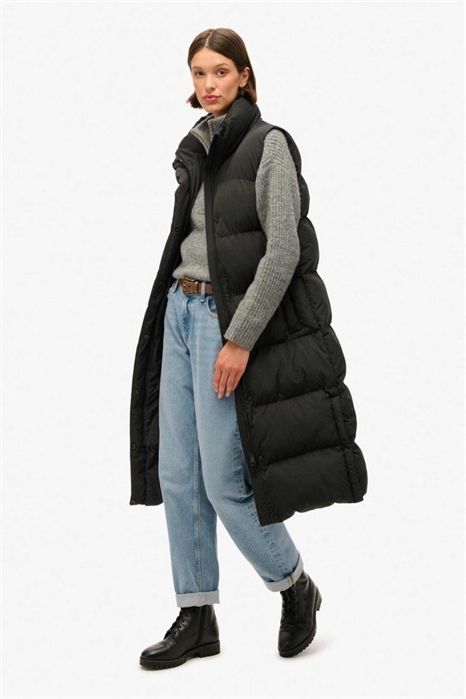 Длинный жилет-пуховик черного цвета артикул 140421015