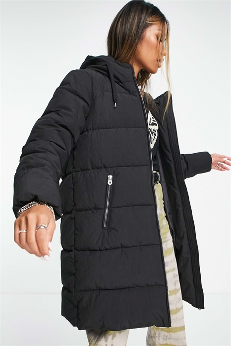 Длинное утепленное пальто с капюшоном черного цвета артикул 118973953