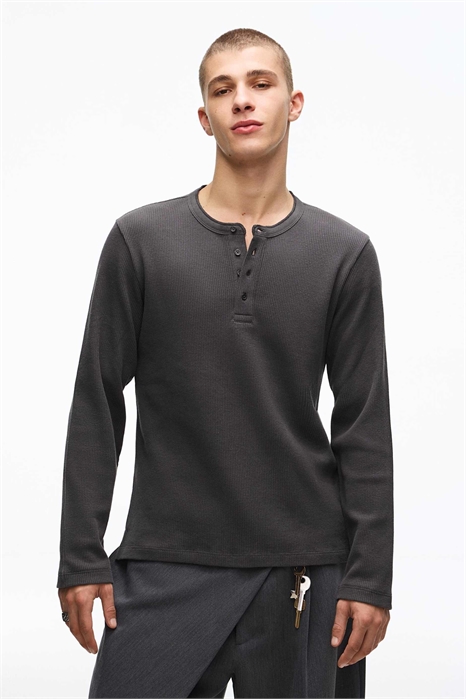 Футболка с длинными рукавами, облегающего кроя и воротником-хенли артикул 155719268
