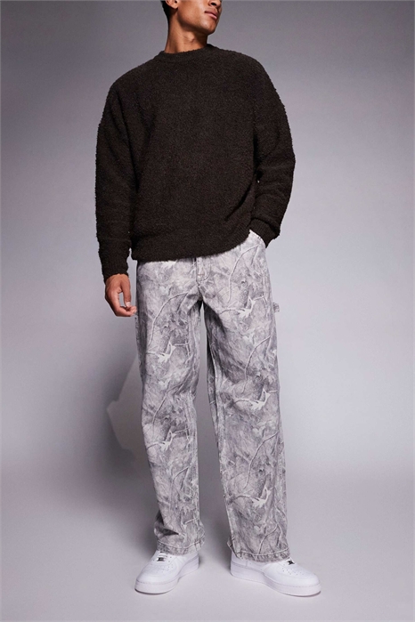 Джинсы с камуфляжным принтом и очень свободным кроем артикул 153529265