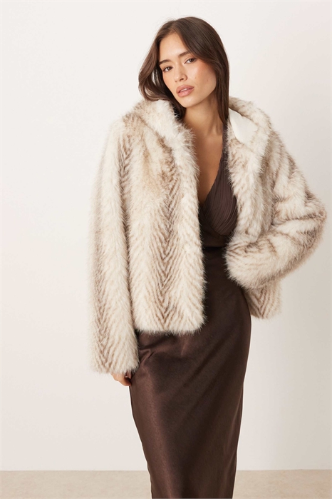 Укороченная меховая куртка с капюшоном Jemi артикул 152189059