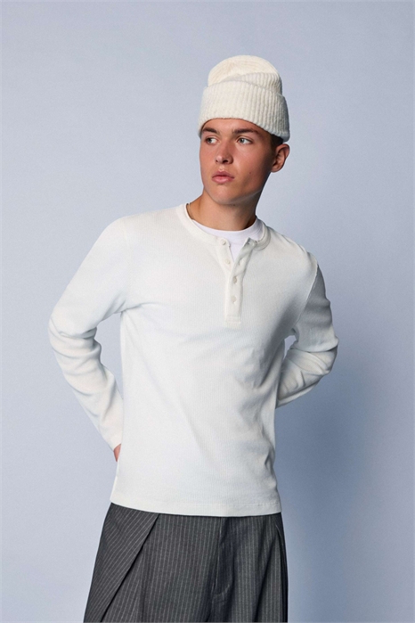 Футболка с длинными рукавами, облегающего кроя и воротником-хенли артикул 154334888