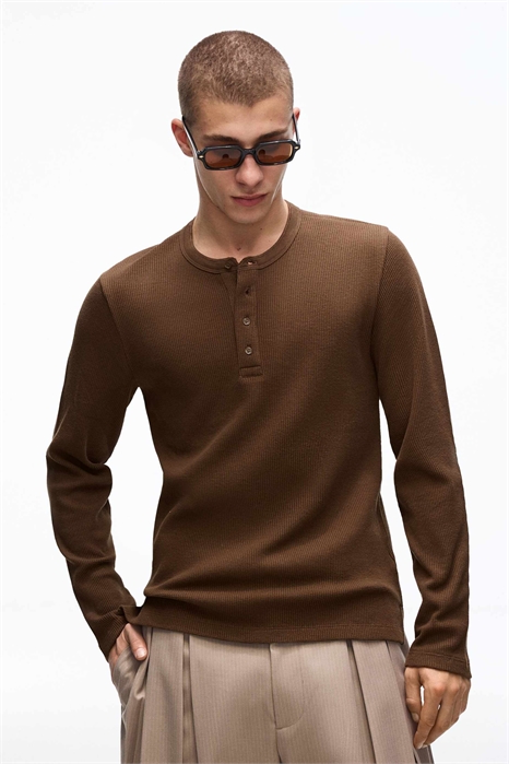 Футболка с длинными рукавами, облегающего кроя и воротником-хенли артикул 155927584