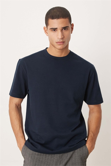 Футболка свободного кроя из плотной ткани артикул 150343756