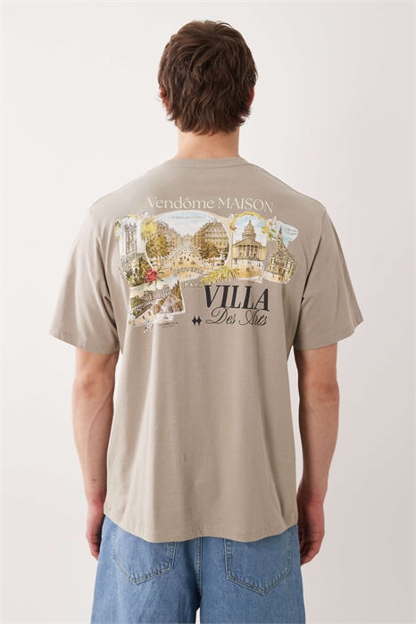 Футболка свободного кроя с пейзажным принтом на спине артикул 154767578